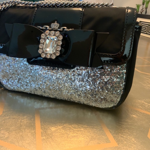 Brighton Purse “My Flat In London” 9”x6”x4.25” Adjustable Chain Strap - Picture 5 of 14